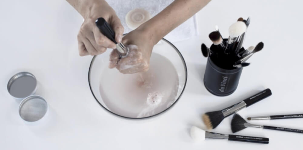 Brushy Twist Make Up Pinsel Reinigen